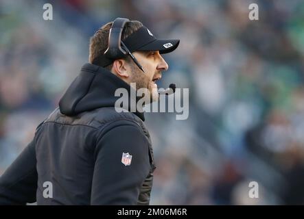 Philadelphia, Usa. 04.. Dezember 2022. Nick Sirianni, Cheftrainer der Philadelphia Eagles, steht im 4.. Quartal gegen die Tennessee Titans in Woche 13 der NFL-Saison am Lincoln Financial Field in Philadelphia am Sonntag, den 4. Dezember 2022. Foto: John Angelillo/UPI Credit: UPI/Alamy Live News Stockfoto