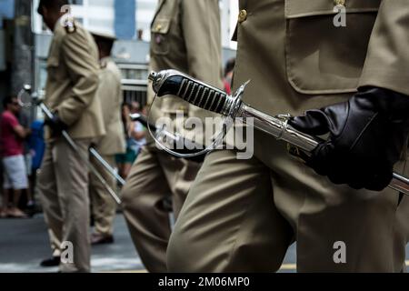 Salvador, Bahia, Brasilien - 07. September 2016: Militärpolizisten aus Bahia parieren mit Schwertern am brasilianischen Unabhängigkeitstag in der Stadt Salvador, Stockfoto