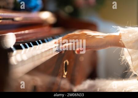 Hände und Finger auf den Klaviertasten Frau spielt Klavier Stockfoto