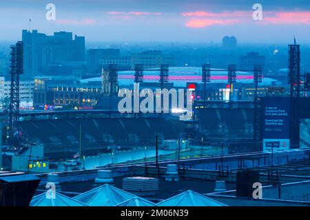 Blick auf Midtown Detroit bei Sonnenuntergang, einschließlich Comerica Park (Heimstadion der Baseballmannschaft Detroit Tigers) und Little Caesars Arena (Heimstadion der Detroit Red) Stockfoto