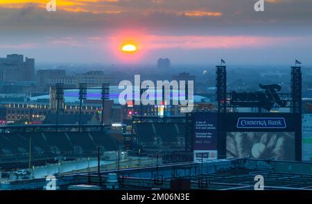 Blick auf Midtown Detroit bei Sonnenuntergang, einschließlich Comerica Park (Heimstadion der Baseballmannschaft Detroit Tigers) und Little Caesars Arena (Heimstadion der Detroit Red) Stockfoto