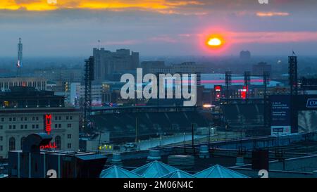 Blick auf Midtown Detroit bei Sonnenuntergang, einschließlich Comerica Park (Heimstadion der Baseballmannschaft Detroit Tigers) und Little Caesars Arena (Heimstadion der Detroit Red) Stockfoto