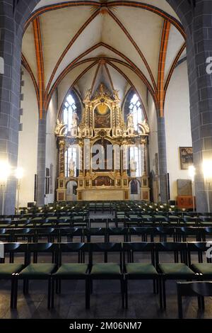 Innenansicht der evangelischen St. Blasius Kirche - Hochaltar, Hessen, Deutschland, Hannoversch Münden Stockfoto