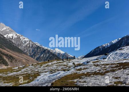 Sonamarg, Indien. 04.. Dezember 2022. An einem kalten Wintertag in Sonamarg, etwa 100kms km nordöstlich von Srinagar, der Sommerhauptstadt von Jammu und Kaschmir, spazieren die Bewohner entlang des schneebedeckten Feldes. (Foto: Saqib Majeed/SOPA Images/Sipa USA) Guthaben: SIPA USA/Alamy Live News Stockfoto