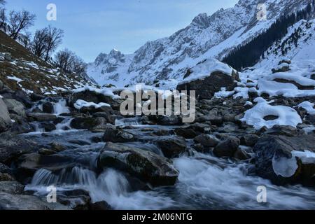 Sonamarg, Indien. 04.. Dezember 2022. Ein malerischer Blick auf die Thajwas Bergstation in Sonamarg, etwa 100kms km nordöstlich von Srinagar, der Sommerhauptstadt von Jammu und Kaschmir. (Foto: Saqib Majeed/SOPA Images/Sipa USA) Guthaben: SIPA USA/Alamy Live News Stockfoto