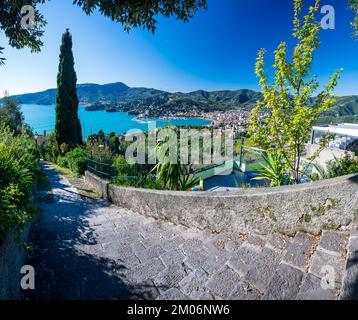 Blick über den Golf von Rapallo von der Kirche Sant Ambrogio auf den Hügeln Stockfoto