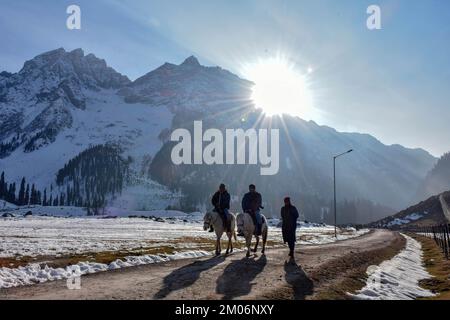 Sonamarg, Indien. 04.. Dezember 2022. Indische Touristen genießen Reiten an einem kalten Wintertag in Sonamarg, etwa 100kms km nordöstlich von Srinagar, der Sommerhauptstadt von Jammu und Kaschmir. (Foto: Saqib Majeed/SOPA Images/Sipa USA) Guthaben: SIPA USA/Alamy Live News Stockfoto