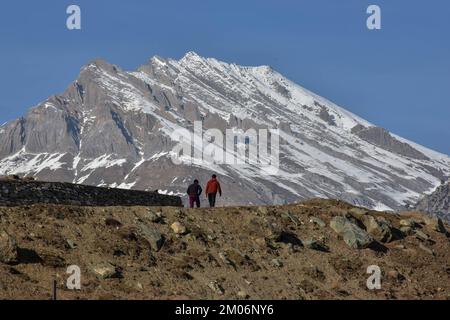 Sonamarg, Indien. 04.. Dezember 2022. An einem kalten Wintertag spazieren Besucher in Sonamarg, etwa 100kms km nordöstlich von Srinagar, der Sommerhauptstadt von Jammu und Kaschmir. (Foto: Saqib Majeed/SOPA Images/Sipa USA) Guthaben: SIPA USA/Alamy Live News Stockfoto