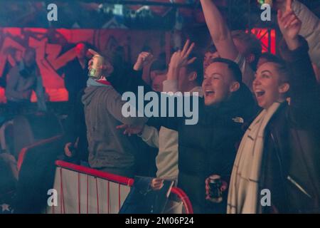 London, Großbritannien. 4.. Dezember 2022. Fußballfans auf der 4.fans in London East, um das WM-Spiel England gegen Senegal in den sechzehn letzten Jahren zu spielen. Kredit: Ian Davidson/Alamy Live News Stockfoto