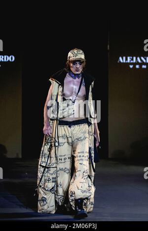 3. Dezember 2022: 03. Dezember 2022. Ein Modell der Bekleidungsmarke des Designers Alejandro Fajardo nimmt an der Modewoche im Hesperia Valencia Hotel Teil. Foto: Juan Carlos Hernandez (Bild: © Juan Carlos Hernandez/ZUMA Press Wire) Stockfoto