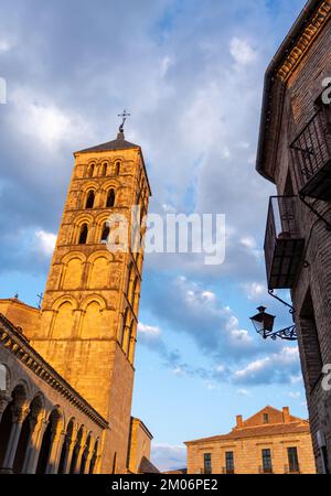 Blick auf den Turm der Iglesia de San Esteban mit bewölktem Himmel Stockfoto