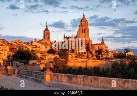 Blick auf die Kathedrale des Segovia Tower über dem Stadtgebäude bei Sonnenuntergang Stockfoto