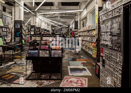 Rough Trade East Record Shop and Cafe - Plattenkäufer stöbern im Rough Trade East Plattenladen an der Brick Lane in Londons modischer Shoreditch Gegend. Stockfoto