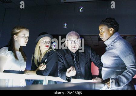 l-r: Freya Parker (das Mädchen), Denise Gough (Stepdaughter), Ian McDiarmid (der Vater), Noma Dumezweni (der Produzent) in SECHS ZEICHEN AUF DER SUCHE NACH EINEM AUTOR von Luigi Pirandello im Minerva Theatre, Chichester Festival Theatre, West Sussex, England 08/07/2008 in einer neuen Version von Rupert Goold & Ben Power ein Koproduktionsdesign des Headlong & Chichester Festival Theatre: Miriam Beuther Beleuchtung: Malcolm Rippeth Regisseur: Rupert Goold Stockfoto