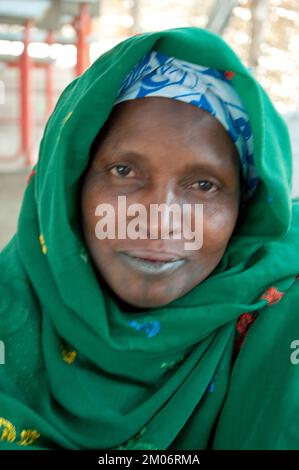 Gesichter Afrikas, Afrikanerin, Bafata, Guinea-Bissau - dezentes Lächeln; schönes Kopfkleid; Stockfoto