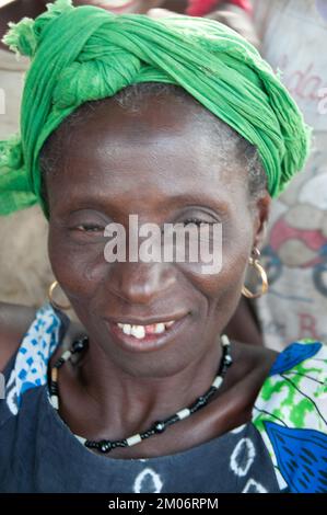 Gesichter Afrikas, Afrikanerin, Bafata, Guinea-Bissau - süßer Ausdruck; schönes Kopfkleid; Stockfoto