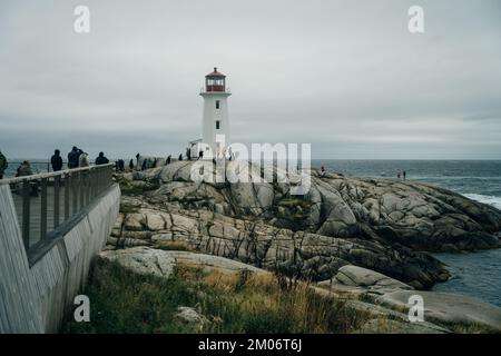 Der Leuchtturm von SCITUATE Harbor blickt auf einen Wellenbrecher in Massachusetts – okt. 2022. Hochwertiges Foto Stockfoto