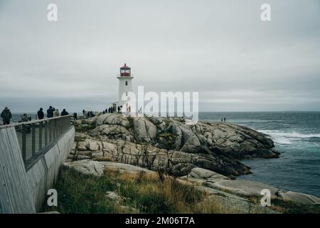 Der Leuchtturm von SCITUATE Harbor blickt auf einen Wellenbrecher in Massachusetts – okt. 2022. Hochwertiges Foto Stockfoto