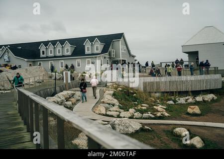 Der Leuchtturm von SCITUATE Harbor blickt auf einen Wellenbrecher in Massachusetts – okt. 2022. Hochwertiges Foto Stockfoto