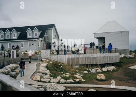 Der Leuchtturm von SCITUATE Harbor blickt auf einen Wellenbrecher in Massachusetts – okt. 2022. Hochwertiges Foto Stockfoto