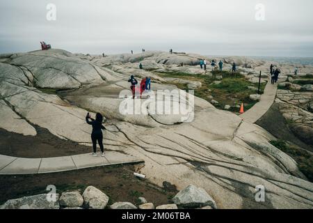 Der Leuchtturm von SCITUATE Harbor blickt auf einen Wellenbrecher in Massachusetts – okt. 2022. Hochwertiges Foto Stockfoto