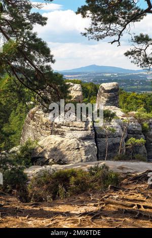 Hruboskalske skalni mesto Felspanorama und Mount Jested, Sandsteinfelsen Stadt, Cesky raj, böhmische oder Tschechische Paradies, Tschechische Republik Stockfoto