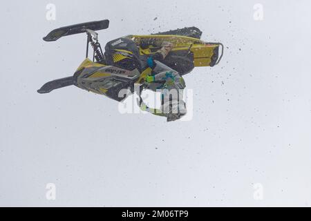 Weltmeister im Schneemobil führen in der Innenstadt von Montreal Luftricks aus. Quebec, Kanada Stockfoto