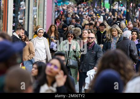 London, Großbritannien. 26.. November 2022. Weihnachtseinkäufer auf der Oxford Street im Londoner West End. Käufer nutzen Angebote und laut einer aktuellen Studie von Deloitte werden 54 Prozent der Käufer in den ersten beiden Dezemberwochen zu Weihnachten einkaufen. (Foto: Dinendra Haria /SOPA Images/Sipa USA) Guthaben: SIPA USA/Alamy Live News Stockfoto