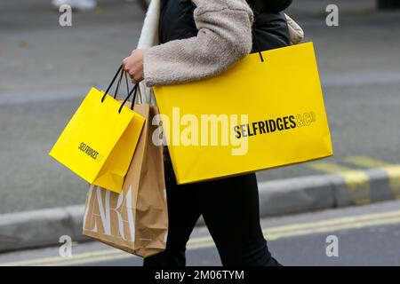 London, Großbritannien. 26.. November 2022. Ein Weihnachtskäufer mit Selfridges Einkaufstaschen in der Oxford Street im Londoner West End. Käufer nutzen Angebote und laut einer aktuellen Studie von Deloitte werden 54 Prozent der Käufer in den ersten beiden Dezemberwochen zu Weihnachten einkaufen. (Foto: Dinendra Haria /SOPA Images/Sipa USA) Guthaben: SIPA USA/Alamy Live News Stockfoto