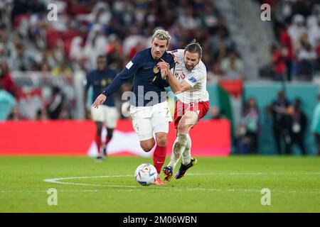 Doha, Doha, Katar, Katar. 4.. Dezember 2022. DOHA, KATAR - DEZEMBER 4: Französischer Spieler Antoine Griezmann kämpft mit polnischem Grzegorz Krychowiak um den Ball während des FIFA-Weltmeisterschaftsspiels Katar 2022. Runde 16 zwischen Frankreich und Polen im Al Thumama-Stadion am 4. Dezember 2022 in Doha, Katar. (Kreditbild: © Florencia Tan Jun/PX Imagens via ZUMA Press Wire) Stockfoto