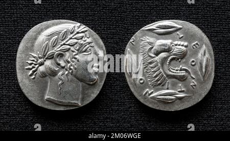 Alte griechische Münze, die gott Apollo und brüllenden Löwen zeigt, altes seltenes Geld aus Leontini, Sizilien. Silbertetradrachm isoliert auf dunklem Makro. Thema von GRE Stockfoto