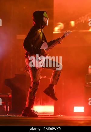 Fort Lauderdale, Florida, USA. 03.. Dezember 2022. Matt Bellamy of MUSE tritt am 3. Dezember 2022 beim Audacy Beach Festival in Fort Lauderdale Beach in Fort Lauderdale, Florida, auf. Kredit: Mpi04/Media Punch/Alamy Live News Stockfoto