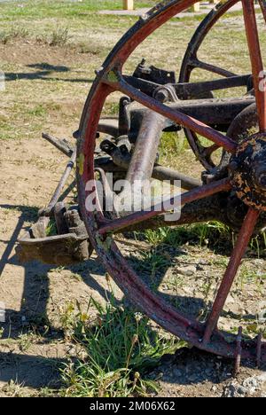 Alter rostiger Oldtimer-Pflug an der Strandpromenade in Castro City, Chiloe Island, Chile. 16. vom Februar 2014 Stockfoto