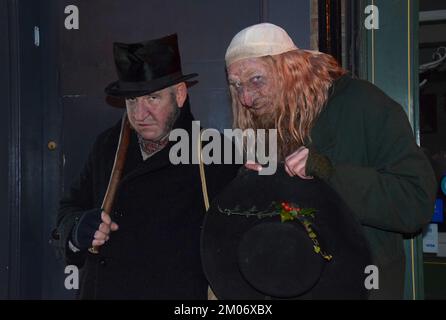 Rochester ging zurück in die viktorianische Epoche, um den Autor Charles Dickens mit dem Dickensian Christmas Festival der Stadt zu feiern. Viele berühmte Figuren Stockfoto