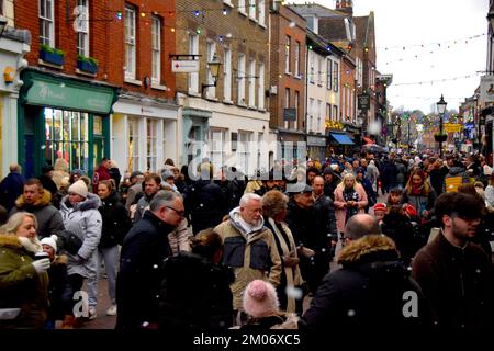 Rochester ging zurück in die viktorianische Epoche, um den Autor Charles Dickens mit dem Dickensian Christmas Festival der Stadt zu feiern. Viele berühmte Figuren Stockfoto