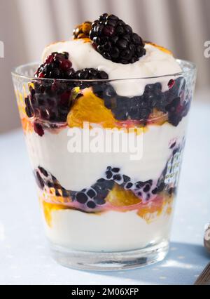 Black und Orange Joghurt - lecker Sommer Dessert Stockfoto