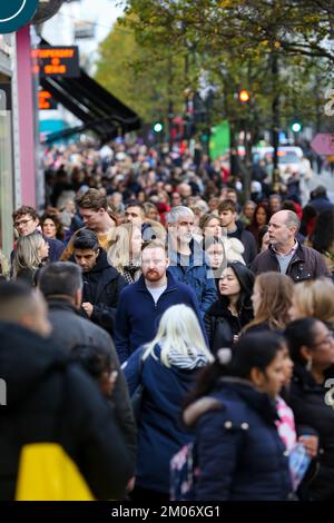 London, Großbritannien. 26.. November 2022. Weihnachtseinkäufer auf der Oxford Street im Londoner West End. Käufer nutzen Angebote und laut einer aktuellen Studie von Deloitte werden 54 Prozent der Käufer in den ersten beiden Dezemberwochen zu Weihnachten einkaufen. (Kreditbild: © Dinendra Haria/SOPA Bilder über ZUMA Press Wire) Stockfoto