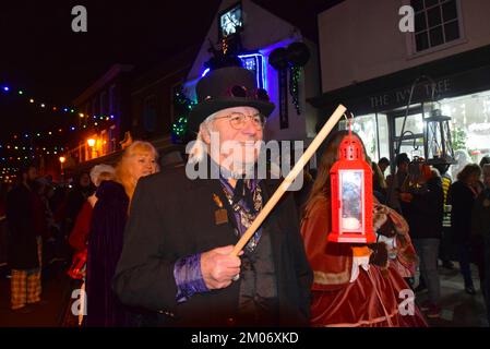 Rochester ging zurück in die viktorianische Epoche, um den Autor Charles Dickens mit dem Dickensian Christmas Festival der Stadt zu feiern. Viele berühmte Figuren Stockfoto