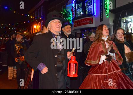 Rochester ging zurück in die viktorianische Epoche, um den Autor Charles Dickens mit dem Dickensian Christmas Festival der Stadt zu feiern. Viele berühmte Figuren Stockfoto