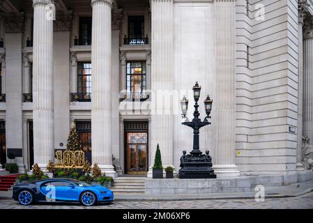 Bugatti Chiron parkt vor dem Four Seasons Hotel, Hotel London, Ten Trinity Square, City of London, mit Weihnachtsdekorationen und 100. 1922 Eröffnet Stockfoto