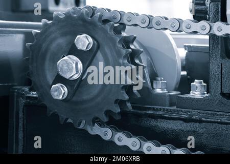 Die Antriebsachse der Getrieskette im Transportband befindet sich in der Produktionslinie. Steuerkette des Fahrzeugs, Spanner im Motor. Industrielle Rollenkette, Technologie. Team wo Stockfoto