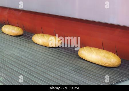 Industrielle Produktion von Backwaren auf einer Montagelinie - Technologie und Maschinen in der Lebensmittelfabrik Stockfoto