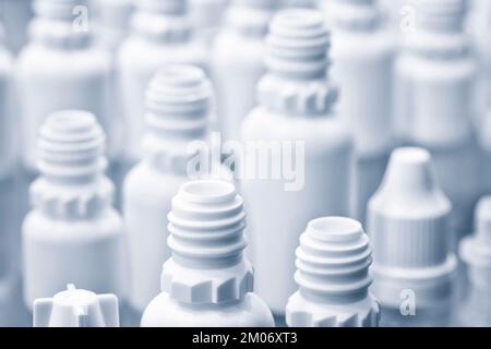 Arzneimittelflaschen und Ampullen. Zusammensetzung von Arzneimittelflaschen. Medizinische leere weiße Plastikflaschen Stockfoto