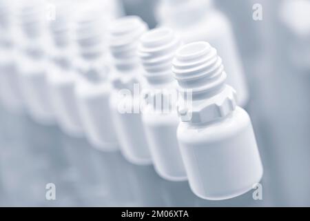 Arzneimittelflaschen und Ampullen. Zusammensetzung von Arzneimittelflaschen. Medizinische leere weiße Plastikflaschen Stockfoto