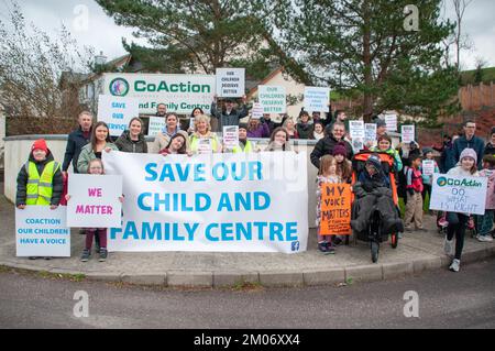 Bantry, West Cork, Irland. 3.. Dezember 2022 Eine große Beteiligung wurde heute Nachmittag in Bantry beobachtet, als Einheimische durch die Straßen von Bantry marschierten, um das Coaction Child and Family Centre in Bantry zu retten. Kredit: Karlis Dzjamko/Alamy Live News Stockfoto