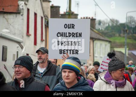 Bantry, West Cork, Irland. 3.. Dezember 2022 Eine große Beteiligung wurde heute Nachmittag in Bantry beobachtet, als Einheimische durch die Straßen von Bantry marschierten, um das Coaction Child and Family Centre in Bantry zu retten. Kredit: Karlis Dzjamko/Alamy Live News Stockfoto