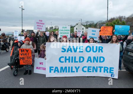 Bantry, West Cork, Irland. 3.. Dezember 2022 Eine große Beteiligung wurde heute Nachmittag in Bantry beobachtet, als Einheimische durch die Straßen von Bantry marschierten, um das Coaction Child and Family Centre in Bantry zu retten. Kredit: Karlis Dzjamko/Alamy Live News Stockfoto