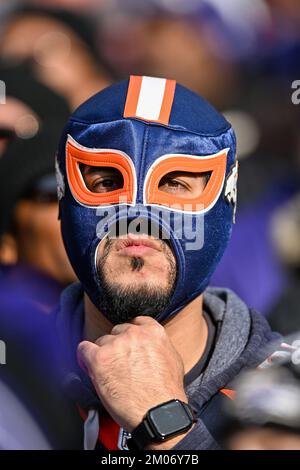 Baltimore, Usa. 04.. Dezember 2022. Ein Fan der Denver Broncos sieht sich das Spiel gegen die Baltimore Ravens in der ersten Hälfte im M&T Bank Stadium in Baltimore, Maryland, am Sonntag, den 4. Dezember 2022 an. Foto: David Tulis/UPI Credit: UPI/Alamy Live News Stockfoto