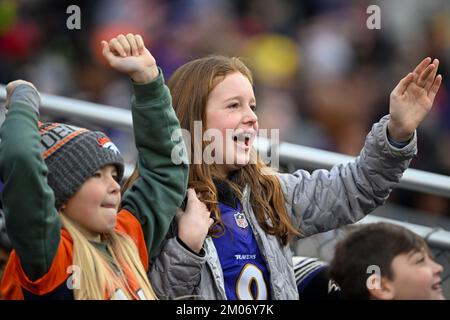 Baltimore, Usa. 04.. Dezember 2022. Junge NFL-Fußballfans jubeln am Sonntag, den 4. Dezember 2022, im M&T Bank Stadium in Baltimore, Maryland, für die Denver Broncos und die Baltimore Ravens. Foto: David Tulis/UPI Credit: UPI/Alamy Live News Stockfoto