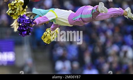 Baltimore, Usa. 04.. Dezember 2022. Eine Cheerleaderin von Baltimore Ravens tritt am Sonntag, den 4. Dezember 2022, in der ersten Hälfte eines Spiels gegen die Denver Broncos im M&T Bank Stadium in Baltimore, Maryland, auf. Foto: David Tulis/UPI Credit: UPI/Alamy Live News Stockfoto